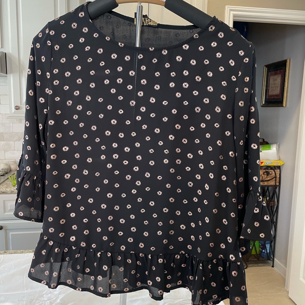 W5 adorable top with great sleeves, lightweight‎ condition slightly cropped